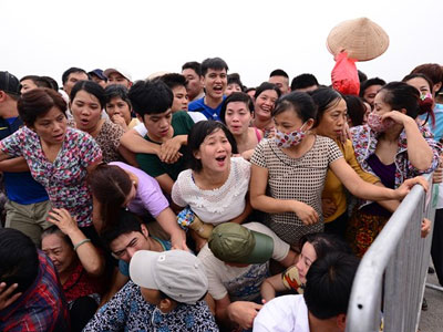Clip: Xô đẩy, hỗn loạn giành tấm vé xem trận Man City