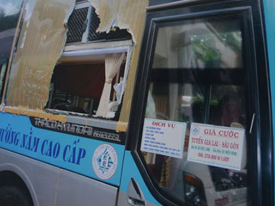 Dùng ná bắn đá xe khách cho "bõ ghét"