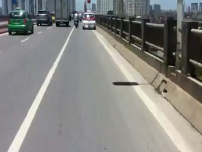 Hà Nội: Xuất hiện thêm clip taxi đỗ trên cầu Vĩnh Tuy
