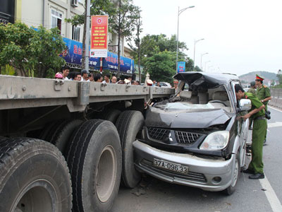 Hiện trường tai nạn khiến ba người chết trên xe 7 chỗ