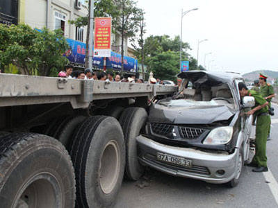 Ôtô 7 chỗ đâm ngang hông xe đầu kéo, 8 người gặp nạn khi đang đi đám cưới