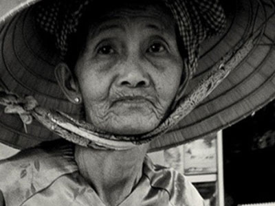 Suy ngẫm: Lời xin lỗi bà lão bán vé số và câu chuyện dạy con của người mẹ Việt