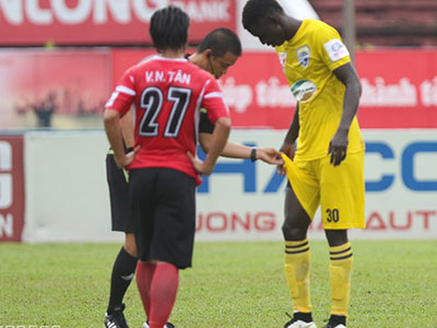 Cầu thủ V-League bị mời khỏi sân vì mặc nội y sai quy định