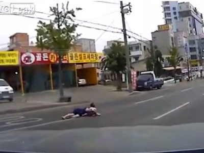 Clip: Người phụ nữ và đứa trẻ rơi khỏi ôtô vì quên chốt cửa