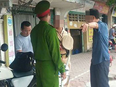 CSGT bị "tổ công tác đặc biệt" kiểm tra giấy tờ gần cầu Vĩnh Tuy