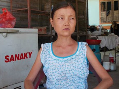 Kỳ lạ cô gái mỗi bữa ăn 6 lon gạo, uống 15 lít nước một ngày