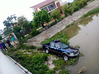 Ôtô cảnh sát 113 lao xuống sông