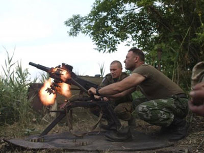 Sai 1 li, Tổng thống Ukraine “đi” giữa 2 làn đạn?