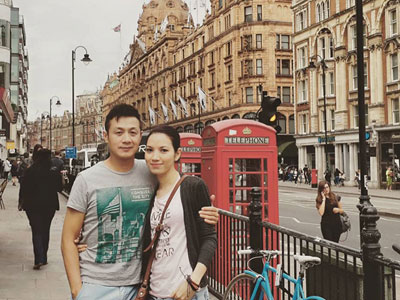 Vợ chồng MC Anh Tuấn ngọt ngào ở London