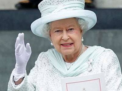 Báo Anh bị chỉ trích vì đăng ảnh Nữ hoàng Elizabeth chào kiểu phát xít