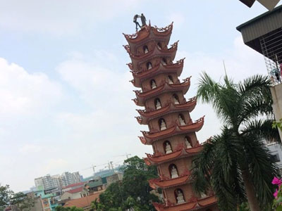 Hà Nội: Giải cứu nam thanh niên trên đỉnh tháp 11 tầng