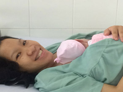 Hàng loạt bé sơ sinh được hưởng “cái ôm đầu tiên của mẹ”