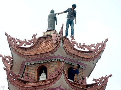 Nam thanh niên nhảy từ tầng 11 bảo tháp xuống đất
