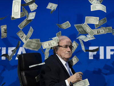 Sepp Blatter bị ném cả xấp tiền vào người giữa cuộc họp báo