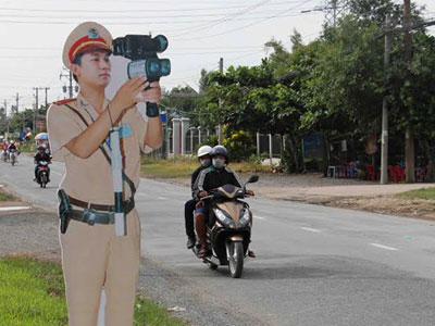 Tài xế giật mình với mô hình CSGT bắn tốc độ