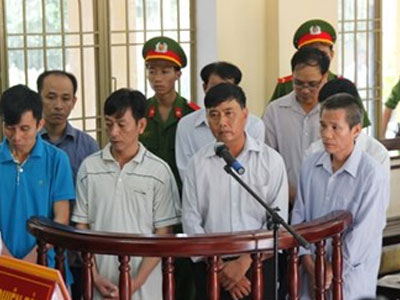 8 cán bộ hầu tòa vì chiếm đoạt tiền dự án thủy điện