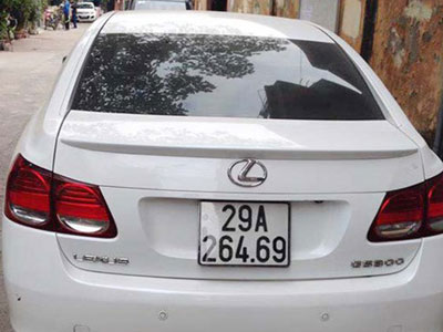 Hai xe xịn xài chung một biển số