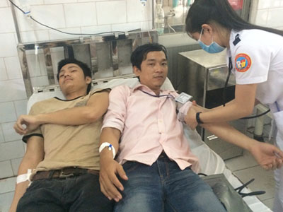 Hàng trăm công nhân ngộ độc thực phẩm phải nhập viện