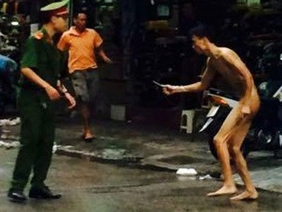 Người khỏa thân cầm kéo chạy khắp phố bị ngộ độc ma túy