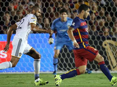 Suarez lập công, Barca đánh bại đội bóng của Gerrard