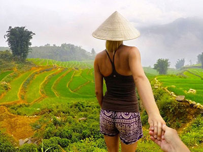 Bức ảnh cặp đôi đội nón lá trước ruộng bậc thang gây sốt