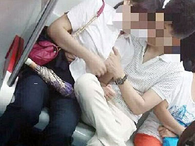 Chàng trai thản nhiên sờ ngực bạn gái trên tàu điện ngầm