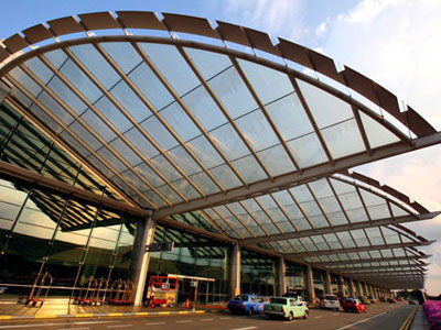 Hàng không chi hàng chục tỉ vì khách nữ không được nhập cảnh Singapore