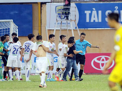 V-League 2015 và thời điểm đổ lỗi cho "vua"