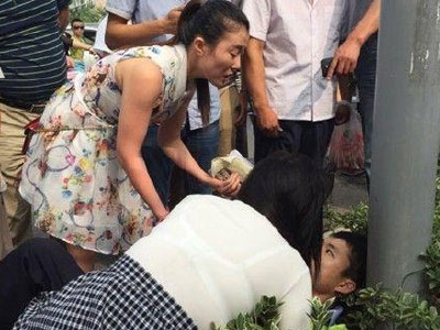 Bị chặn xe, nữ tài xế đánh gục cảnh sát giao thông
