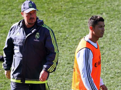 Bị Ronaldo chửi, Benitez vẫn phải tươi cười ca tụng