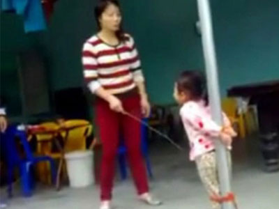 Phẫn nộ clip mẹ trói chặt con vào cột nhà rồi đánh mắng
