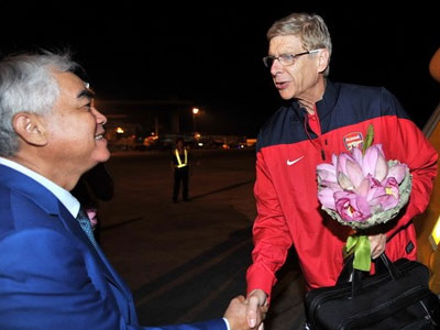 Quà tặng bất ngờ dành cho sao Man City khi tới Việt Nam