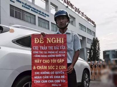Vợ mang con đi, chồng đứng ở sân bay, cầm bảng đòi cho gặp con