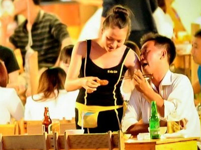 Sinh viên làm nghề PG dự tiệc trải lòng về cám dỗ