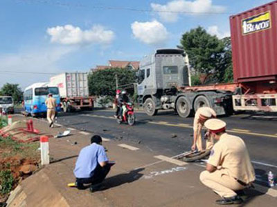 Xe máy lao thẳng vào ô tô, 4 thanh niên chết thảm