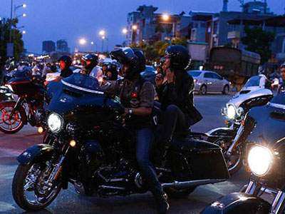 Hà Anh dẫn đầu dàn mô tô gây náo loạn đường phố