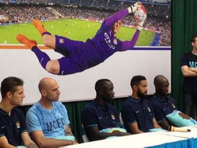 Sao Man City "cố thủ" trước đám đông
