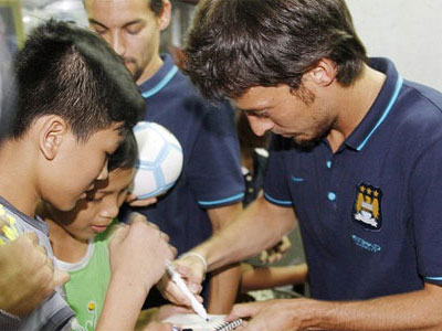 Báo Anh ấn tượng với chi phí kỷ lục của trận Việt Nam - Man City