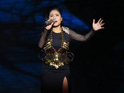 Clip The Voice: Nguyễn Kiều Anh trình bày ca khúc "Dệt tầm gai"