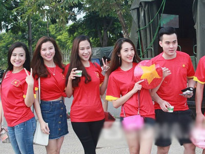Emily, Hạnh Sino rực rỡ trước "đại chiến" Việt Nam vs Man City
