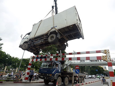 Hà Nội: Nhấc bổng xe tải "mắc kẹt" tại cầu vượt Láng Hạ