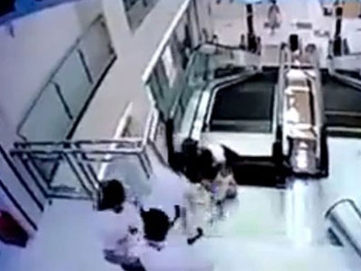 Mẹ hi sinh mạng sống cứu con trước khi bị thang cuốn "nuốt chửng"