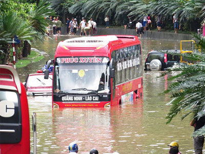 Quốc lộ 18A ngập sâu, hàng trăm phương tiện bị mắc kẹt