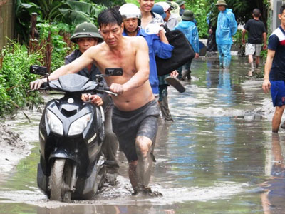 Vỡ đập chứa xỉ than, hàng nghìn khối bùn tràn vào nhà dân