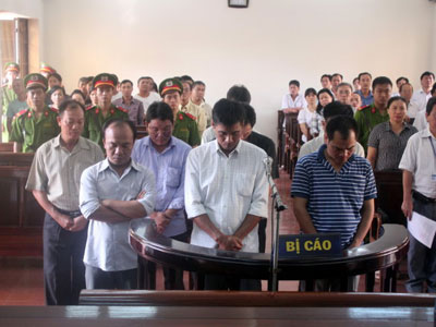 8 bảo vệ trung tâm cai nghiện đánh chết học viên cúi đầu trước tòa