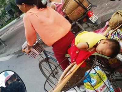 Bức ảnh con ngủ sau xe mẹ khiến người xem vừa thương vừa giận