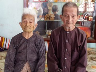 Cụ bà hơn 100 tuổi vẫn khiến chồng "say như điếu đổ"