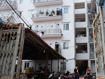 Hà Nội: Công an đục tường nhà giải cứu người phụ nữ bị rơi từ tầng 5 xuống đất