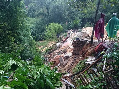 Quảng Ninh: Ba ngôi nhà đổ sập trong mưa lũ, nhiều người bị vùi lấp