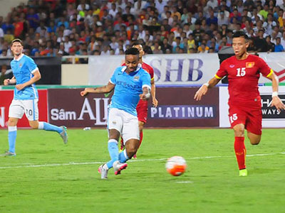 Từ sự kiện Man City đến Việt Nam: Bầu Hiển “chịu đòn” thay VFF?